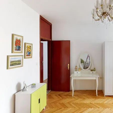 Apartment Writer's In An Unique District Split
