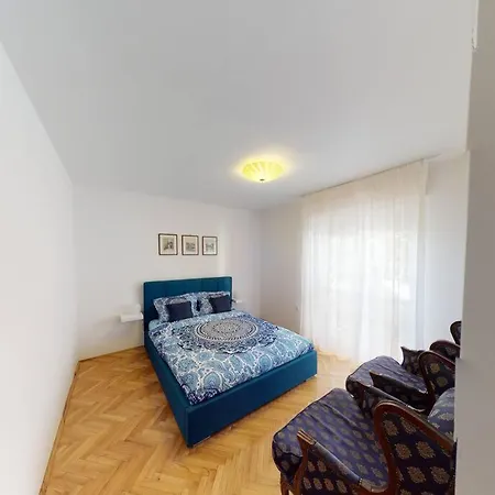 Apartment Writer's In An Unique District Split